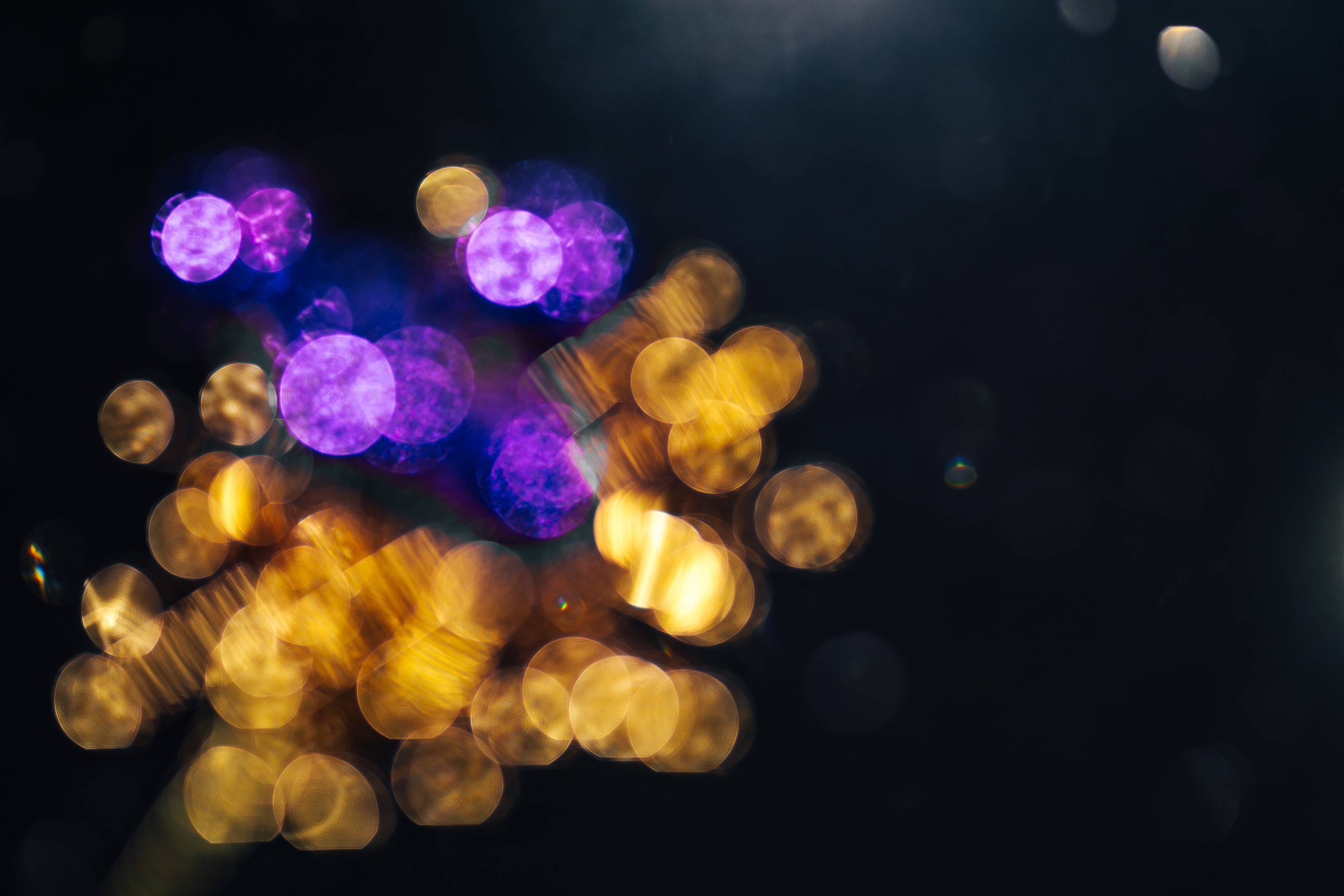 kaboompics_golden-and-blue-christmas-ornaments-3697